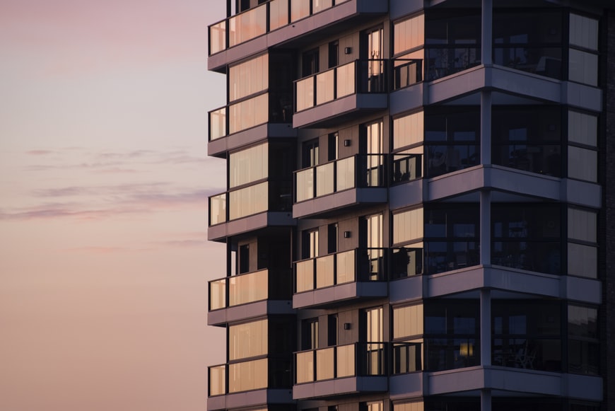 Zistite, ako efektívne vyriešiť tienenie na zasklenom balkóne